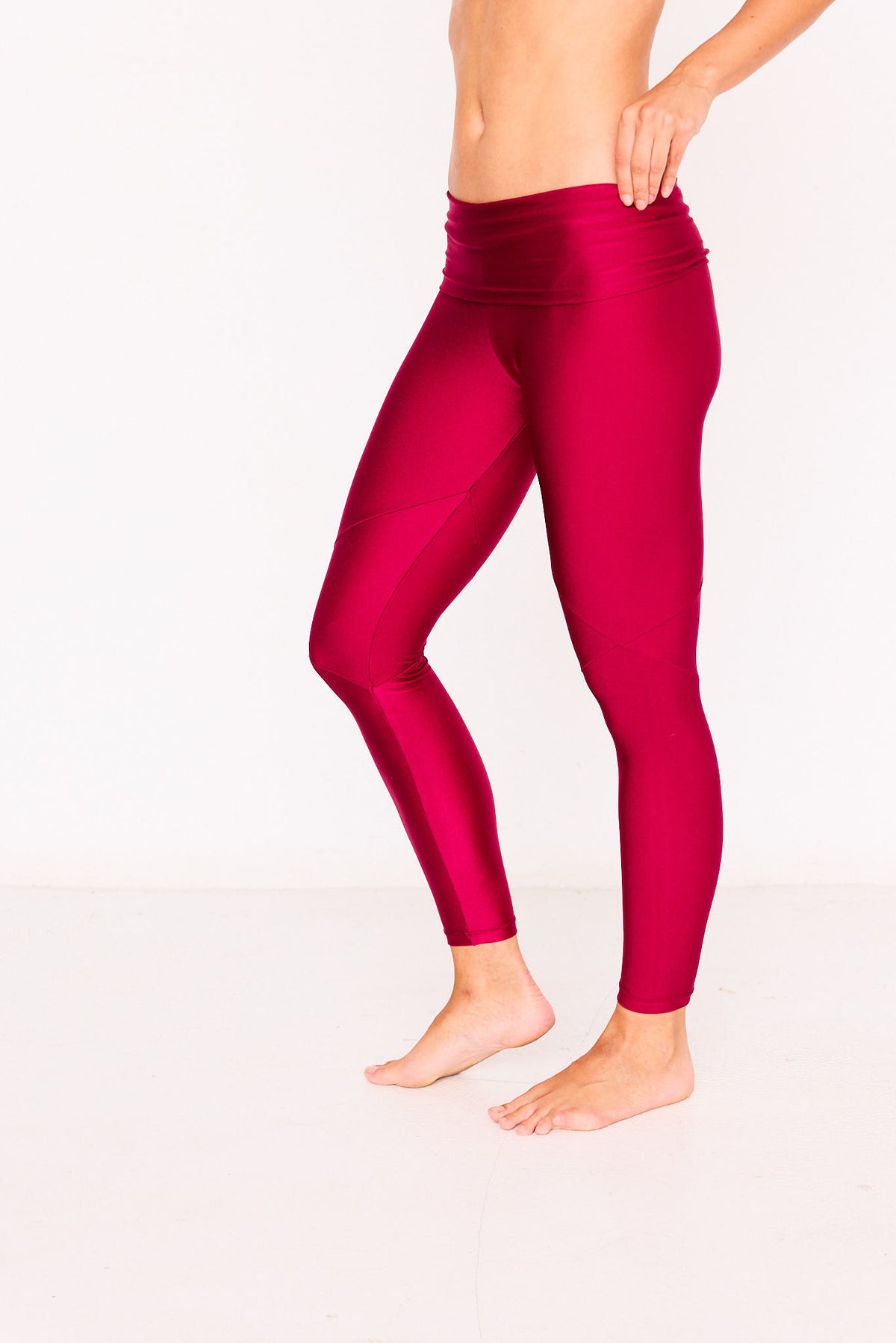 Legging KALI Wildcherry – legging de yoga rojo cereza, vista tres cuartos