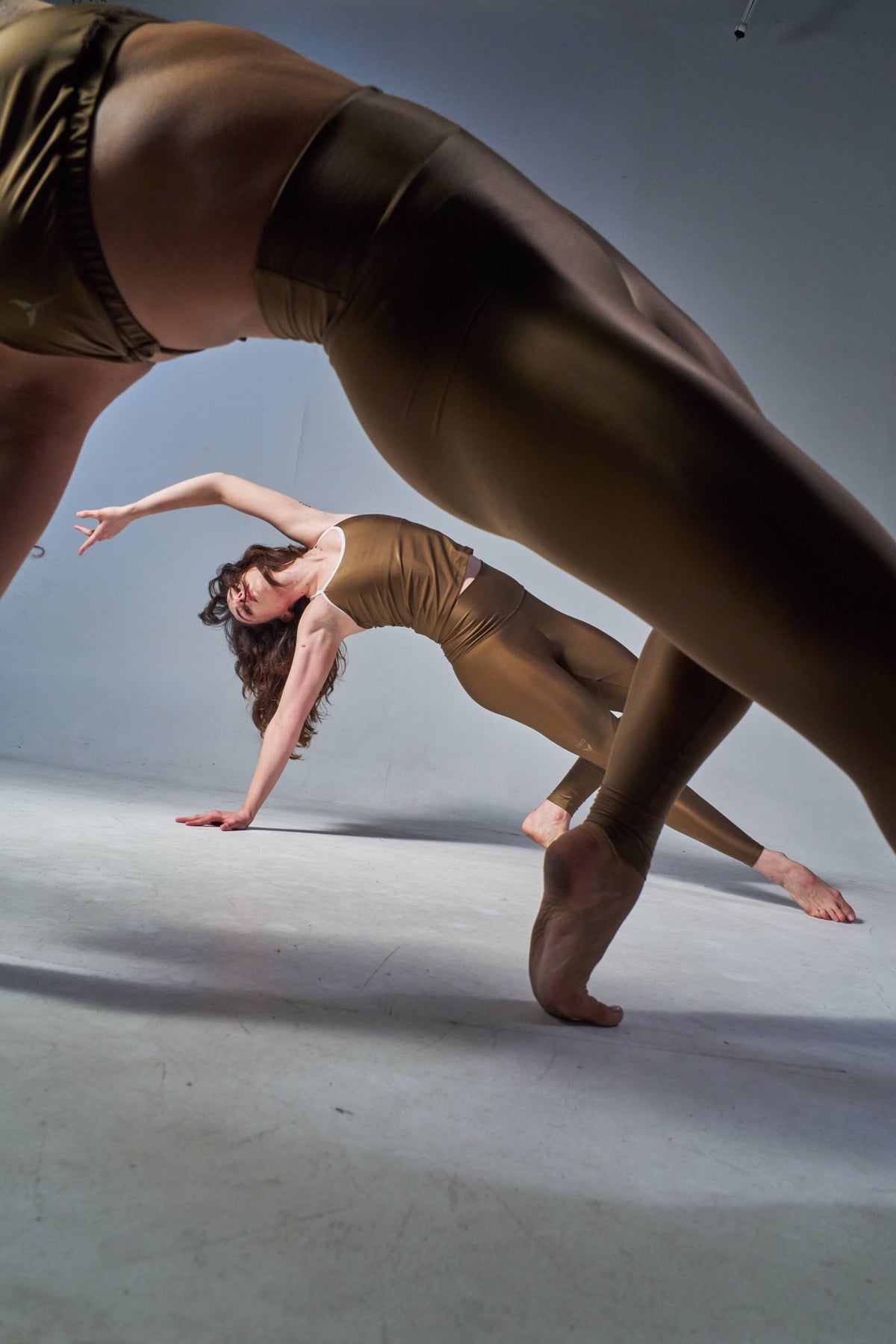 Legging KORE color espresso de Cleo, lifestyle. Colección 2027.