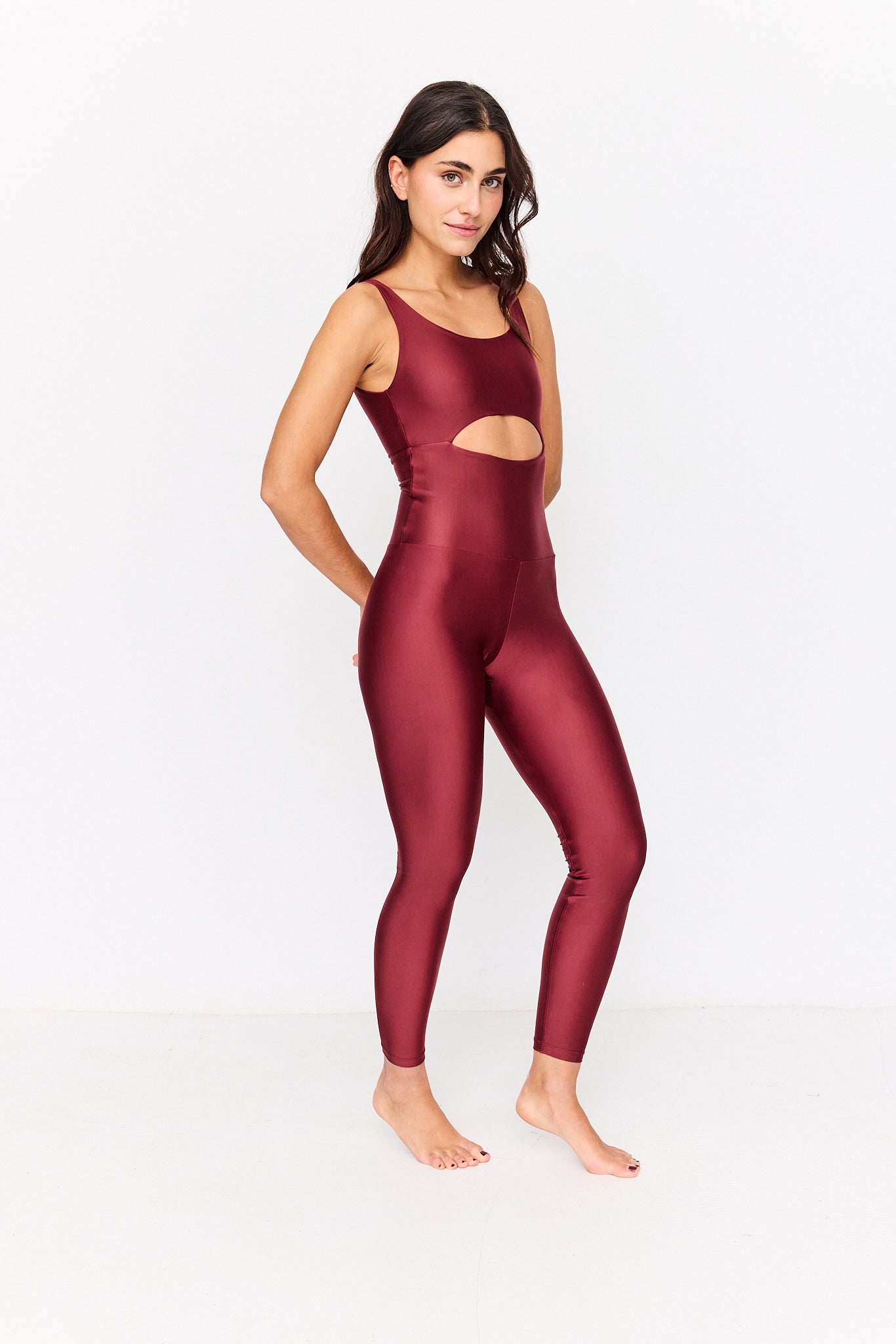 mono de yoga granate