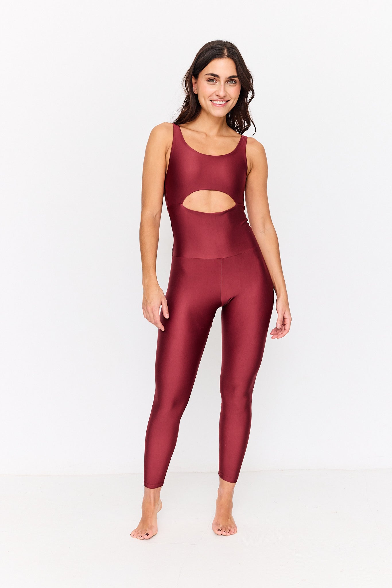 mono de yoga granate