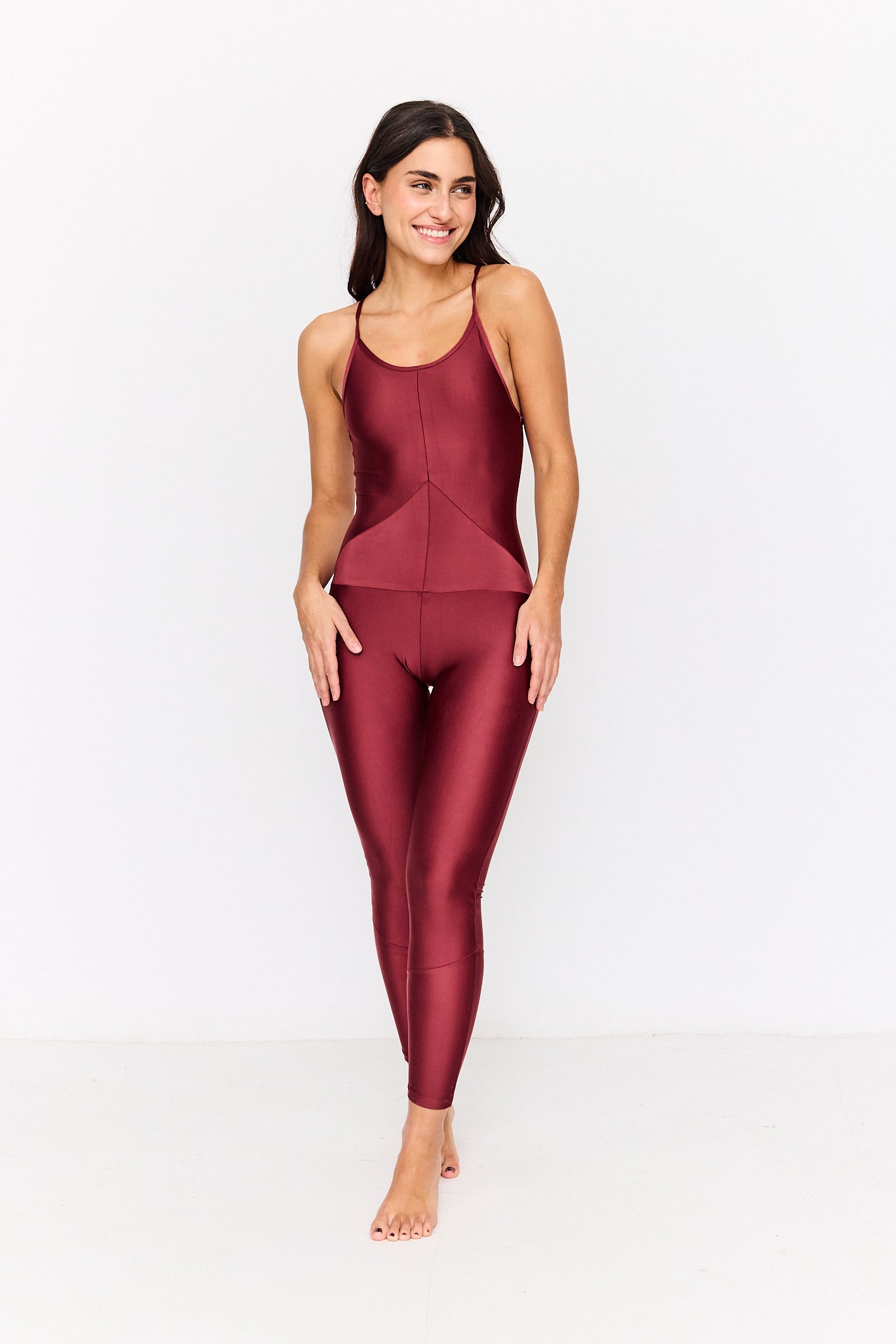 mono de yoga granate