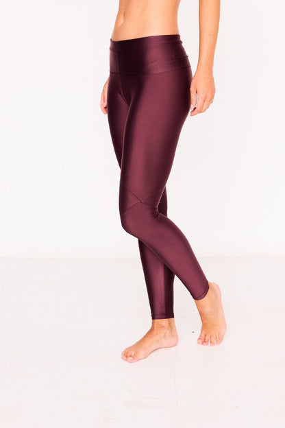 Legging KALI Ébano – legging de yoga burdeos oscuro, vista tres cuartos