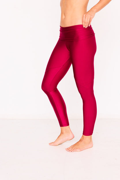 Legging KALI Wildcherry – legging de yoga rojo cereza, vista tres cuartos