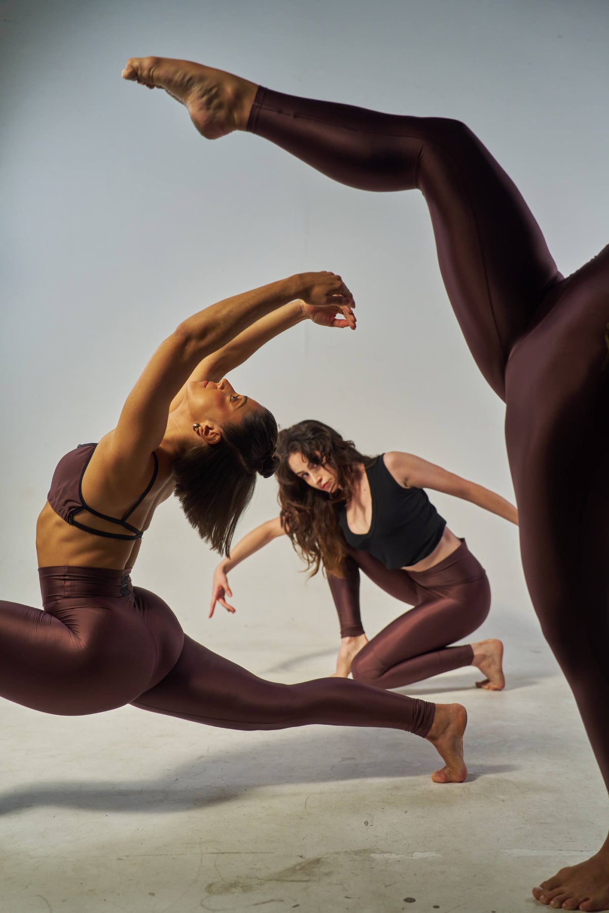 Legging KORE color ébano de Cleo, lifestyle. Colección 2027.