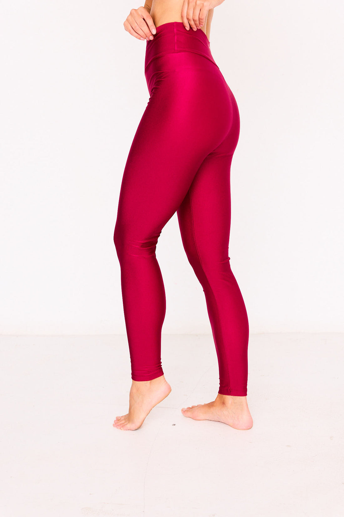Legging KORE Wildcherry – legging de yoga rojo cereza, de perfil