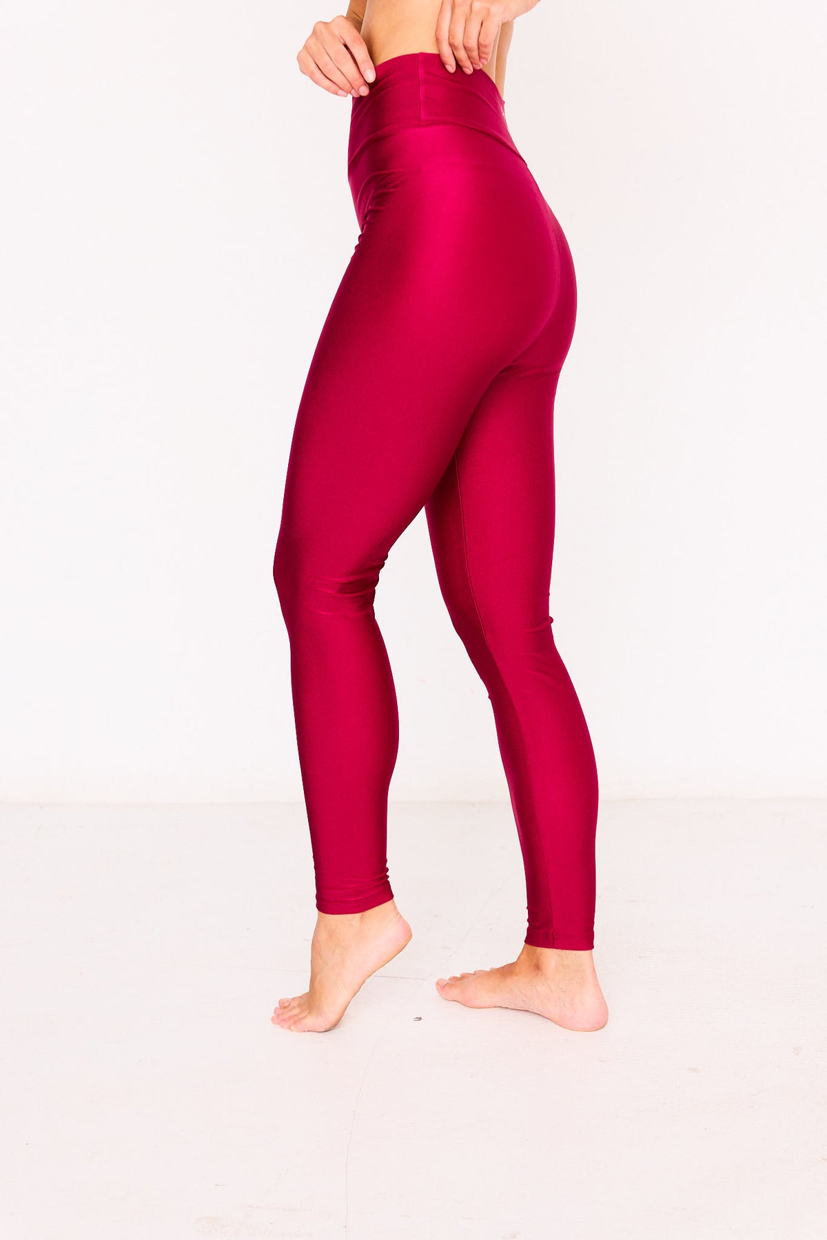 Legging KORE Wildcherry – legging de yoga rojo cereza, de perfil