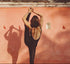 mono de yoga mujer