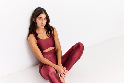 mono de yoga granate