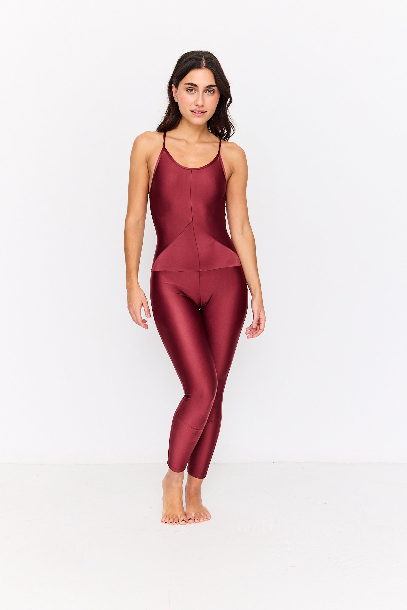 mono de yoga granate