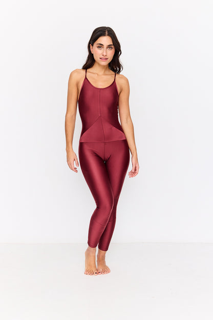 mono de yoga granate