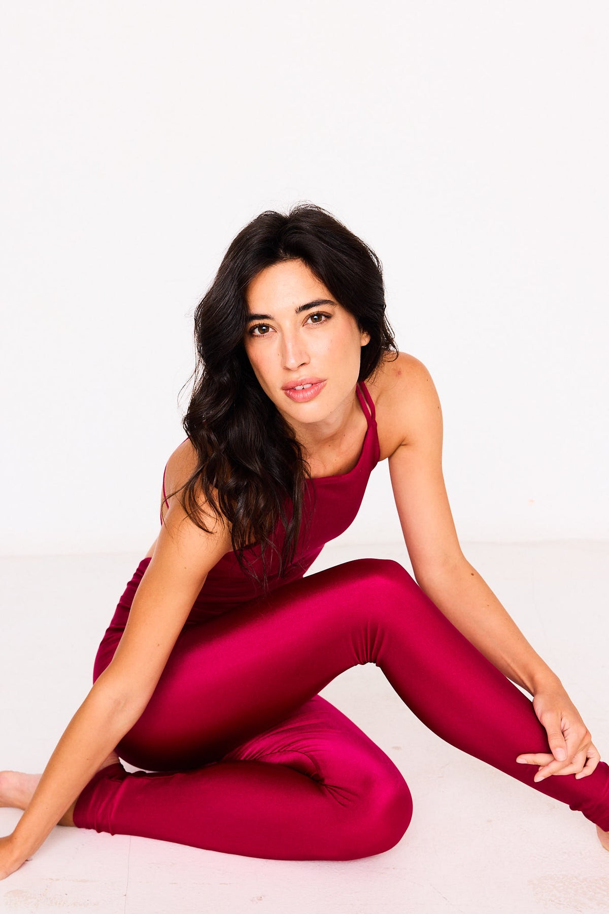 Mono FREYA Wildcherry – mono de yoga rojo cereza, en movimiento