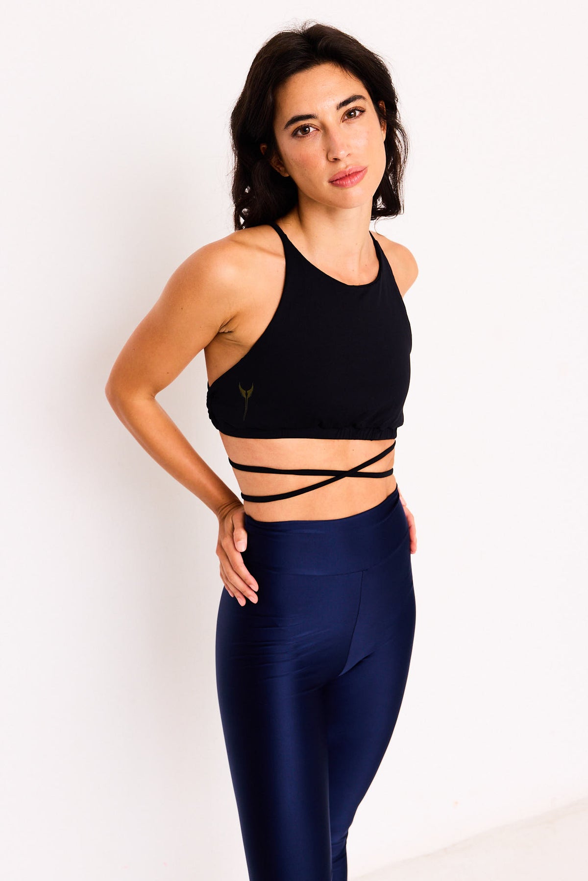 Top STRIPS Negro – top de yoga negro, detalle de cerca
